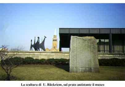 La spianata che circonda la Neue Nationalgalerie di Berlino (Berlin), con sculture di vari artisti (Moore, Calder, Matschinsky-Denninghof, ecc.