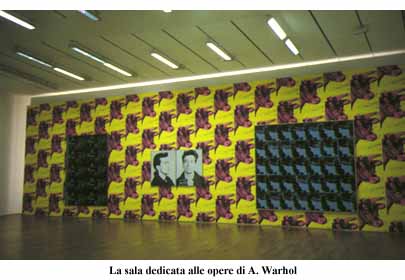 Sala del Museum für Moderne Kunst con installazione di opere di Andy Warhol