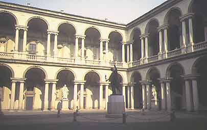 Il cortile del palazzo di Brera, sede della Pinacoteca di Brera