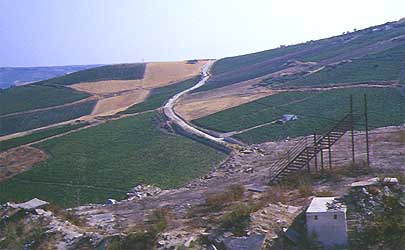 Ruderi di Gibellina in primo piano e vigneti sullo sfondo