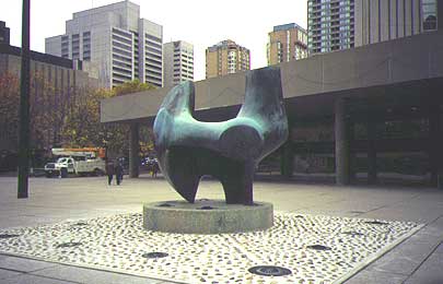 Henry Moore, "Archer", 1966, scultura in Nathan Phillips Square a Toronto