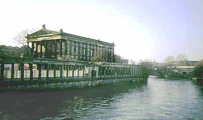 L'edificio della Alte Nationalgalerie di Berlino con la Sprea