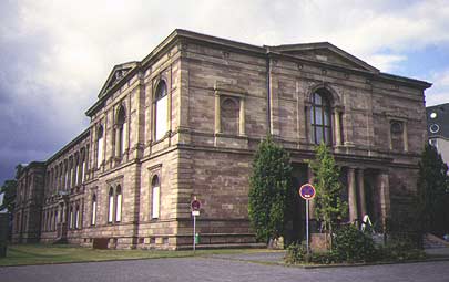 Scorcio esterno del grande edificio della Neue Galerie di Kassel