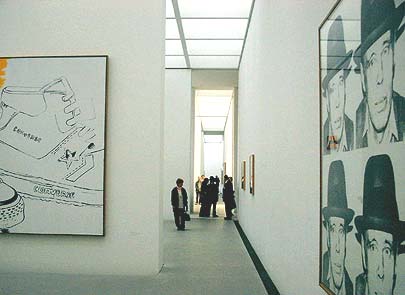 Veduta interna della Pinakothek der Moderne di Monaco (München)