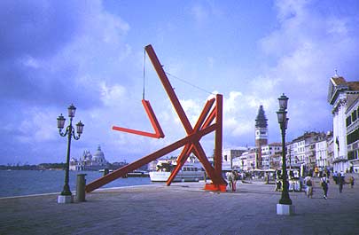 Riva degli Schiavoni a Venezia. Scultura di Mark di Suvero, durante la Biennale di Venezia del 1995