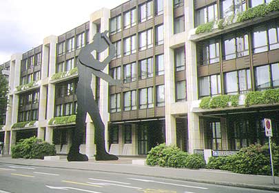 Jonathan Borofsky, "Hammering Man" (1989), Schweizerischer Bankverein, Basilea (Basel)