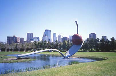 Sulla spianata antistante il Walker Art Center di Minneapolis, "Spoonbridge and Cherry" (1985-88), grande scultura di Claes Oldenburg e Coosje van Bruggen