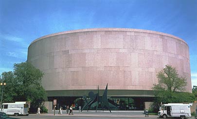 Veduta dello Hirshhorn Museum and Sculpture Garden di Washington (DC), con "Two Disks" di Alexander Calder